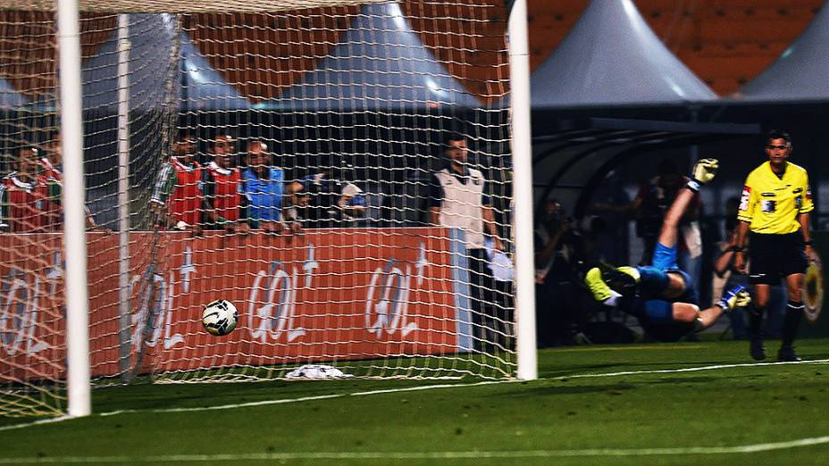 Chute de João Pedro, aos 29 do segundo tempo, pegou desprevenido o goleiro Tiago, do Grêmio, no Pacaembu