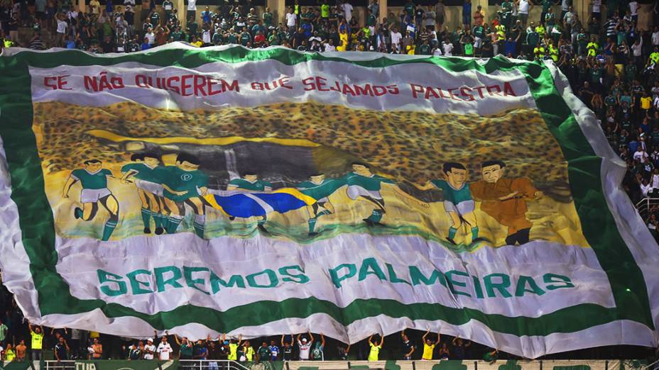 Torcida do Palmeiras levanta bandeira na arquibancada no jogo contra o Grêmio, no Pacaembu