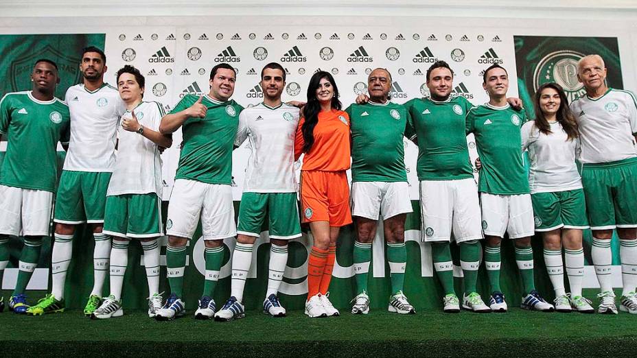 Diretoria do Palmeiras apresenta os novos uniformes para a temporada 2013