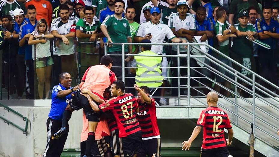 Jogadores do Sport comemoram primeiro gol contra o Palmeiras, na estreia da Arena Palmeiras