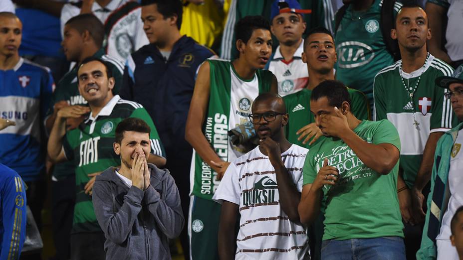 Torcedores do Palmeiras lamentam gol perdido no jogo contra o Vitória, no Pacaembu