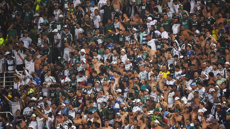 Torcedores do Palmeiras durante o jogo contra o Vitória, no Pacaembu