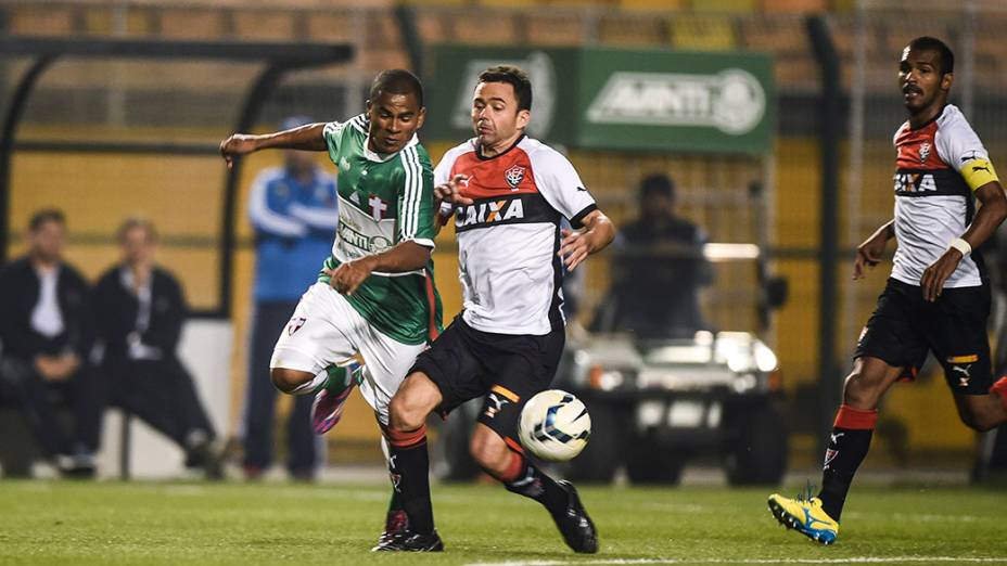 Mazinho, do Palmeiras, disputa a bola com Juan, do Vitória, no Pacaembu