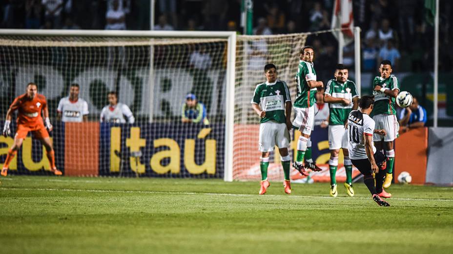 Marcinho cobra falta para o Vitória, no jogo contra o Palmeiras, no Pacaembu