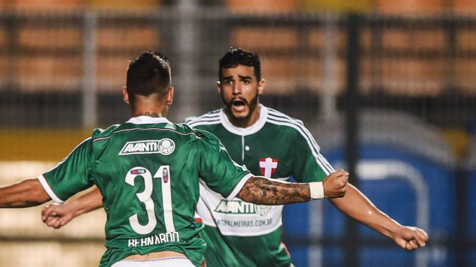 Henrique comemora com Bernardo o segundo gol do Palmeiras contra o Vitória, no Pacaembu