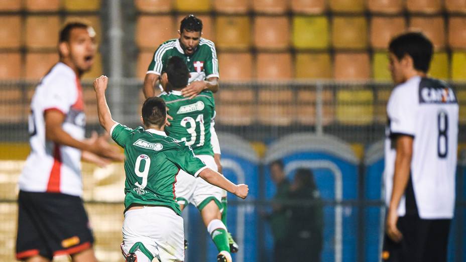 Henrique comemora com Bernardo o segundo gol do Palmeiras contra o Vitória, no Pacaembu