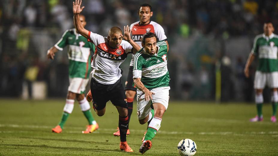 Valdívia, do Palmeiras, disputa a bola com o jogador do Vitória, no Pacaembu