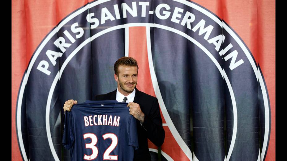 David Beckham mostra sua nova camisa após ser apresentado como novo jogador do PSG