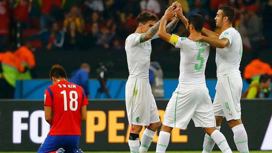 Jogadores da Argélia comemoram vitória de 4 x 2 sobre a Coreia do Sul, no estádio Beira Rio, em Porto Alegre