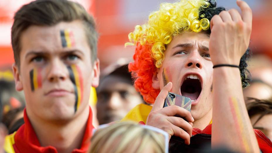 Torcedores da Bélgica acompanham partida contra a Rússia, no estádio do Maracanã, no Rio de Janeiro