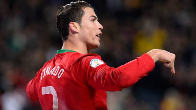 Cristiano Ronaldo comemora o segundo gol contra a Suécia, pelas eliminatórias da Copa do Mundo