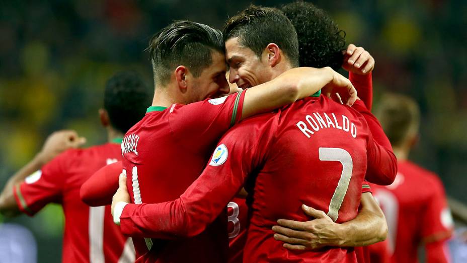 Medo de Cristiano Ronaldo? Ibrahimovic protege nariz em cobrança de falta  do português - Copa 2014 - Extra Online