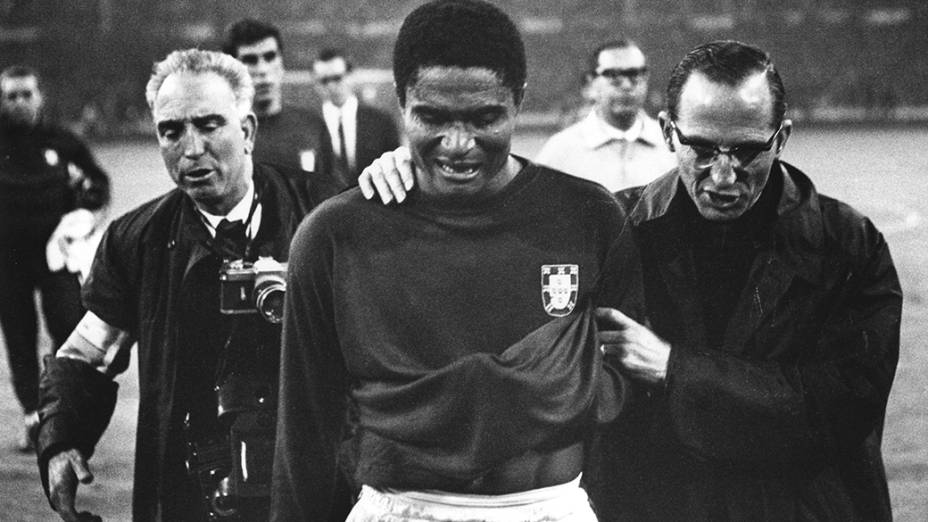 Eusébio deixa o campo chorando depois da derrota de Portugal para a Inglaterra nas semifinais da Copa do Mundo de 1966, no Estádio de Wembley