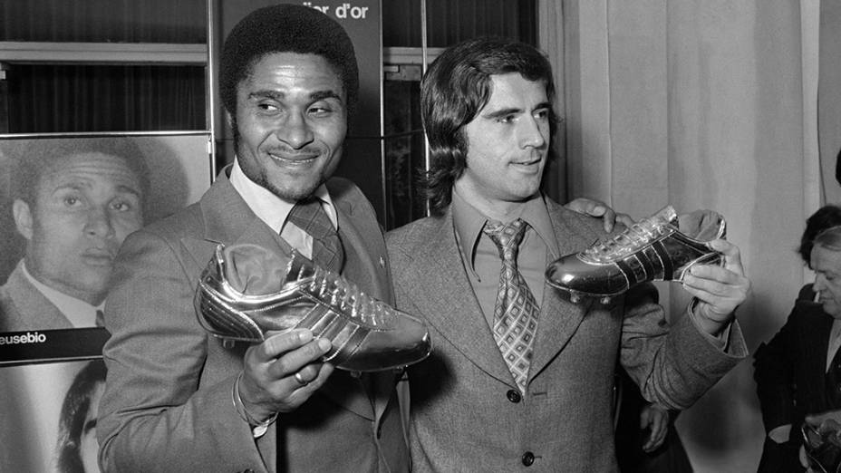 Eusébio e Gerd Mueller recebem a chuteira de ouro e prata, respectivamente, como prêmio de melhores artilheiros da Europa, em 1965