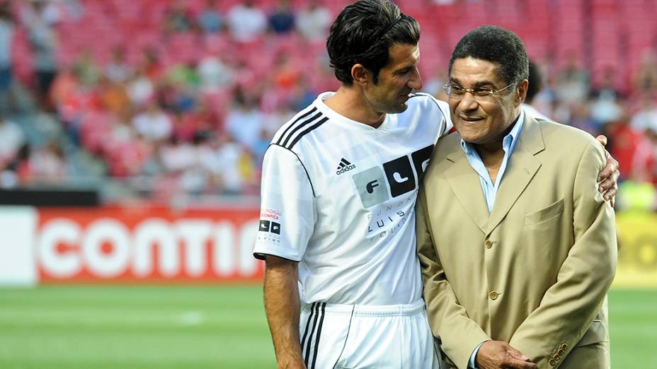 Luís Figo e Eusébio durante jogo beneficente em 2012