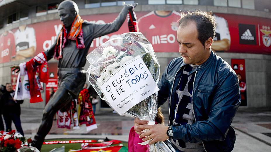 Fãs prestam homenagens a Eusébio, lenda do futebol português, em frente ao estádio do Benfica, em Lisboa