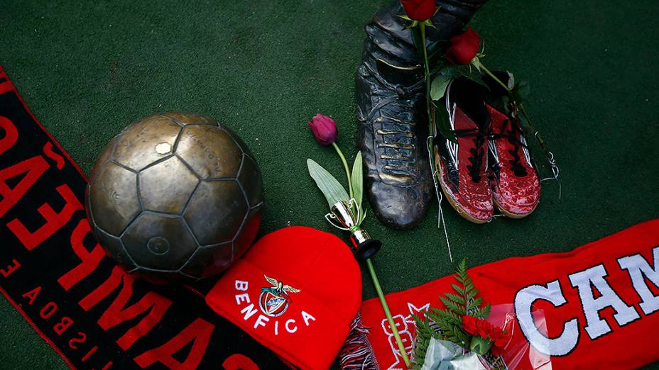 Fãs prestam homenagens a Eusébio, lenda do futebol português, que ficou conhecido como "Pantera Negra", em frente ao estádio do Benfica, em Lisboa