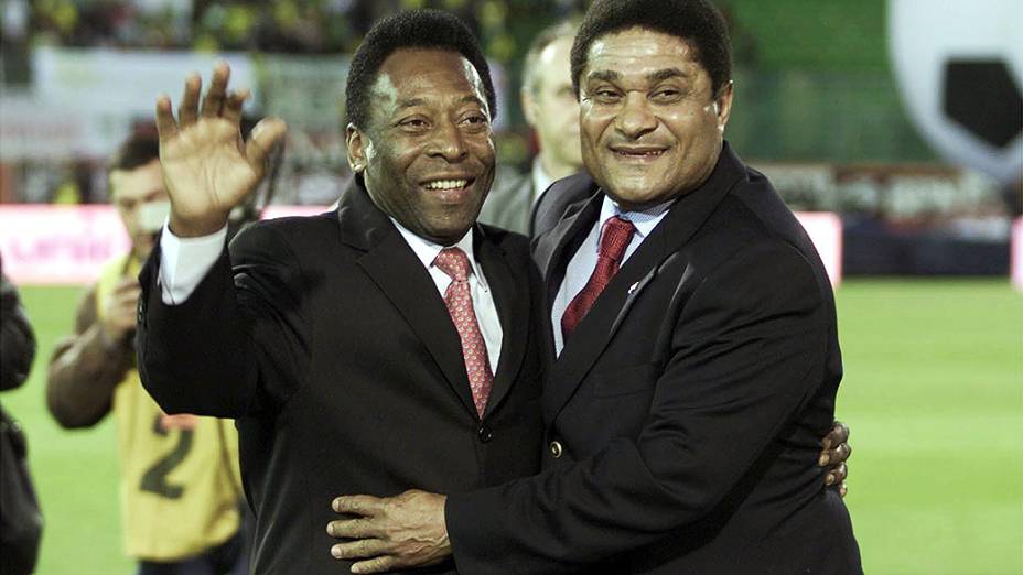 Duas lendas do futebol mundial Eusébio e Pelé, se abraçam antes do amistoso entre Portugal e no Brasil, no estádio da Luz, em Lisboa, no ano 2002