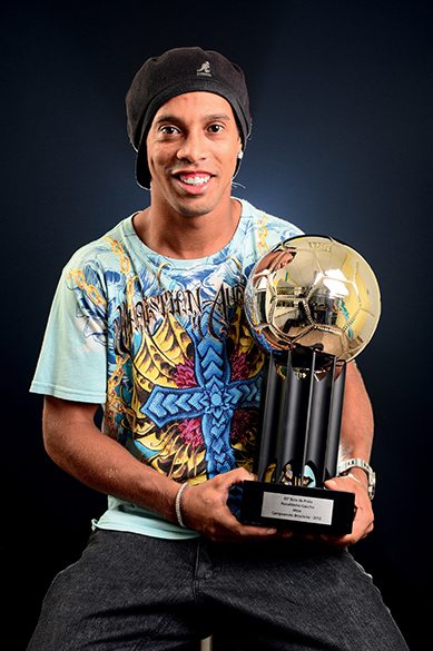 O jogador Ronaldinho Gaúcho recebe o Troféu Bola de Ouro, em 2012