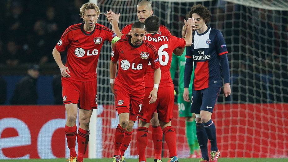 Jogadores do Bayer Leverkusen comemoram gol na derrota por 2 a 1 na partida contra o PSG