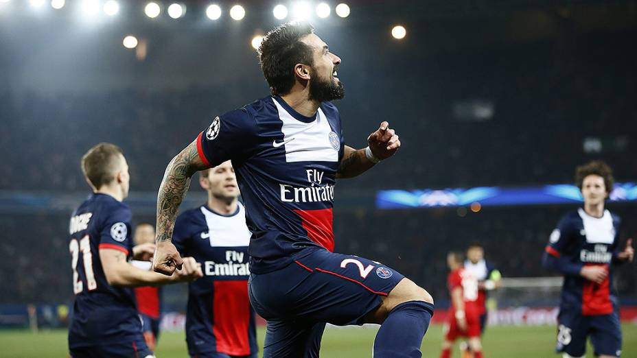 Atacante Lavezzi comemora após anotar o segundo do PSG