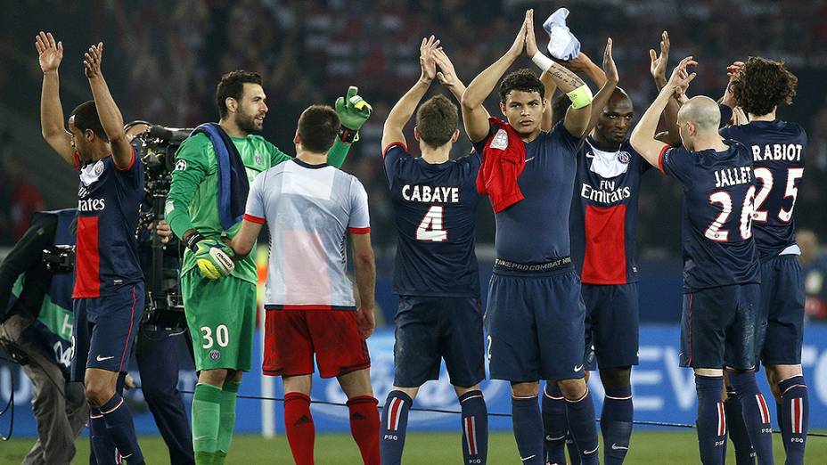 Jogadores do Paris Saint-Germain comemoram vaga após vitória sobre o Bayer Leverkusen