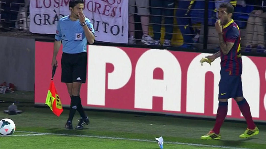 Daniel Alves lateral do Barcelona e da seleção brasileira, come banana atirada por torcedores do Villareal em partida válida pelo Campeonato Espanhol