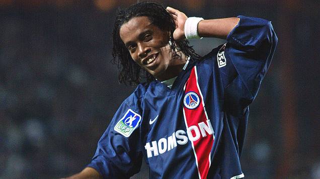 Ronaldinho Gaúcho atuando pelo PSG em 2002