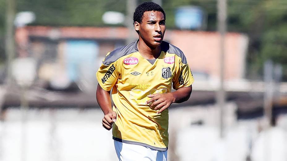 Joshua, filho de Pelé, durante treinamento nas categorias de base do Santos