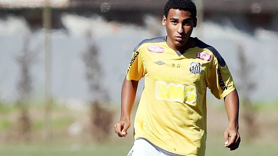 Joshua, filho de Pelé, durante treinamento nas categorias de base do Santos