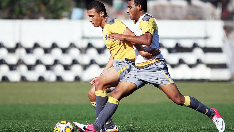 Joshua, filho de Pelé, durante treinamento nas categorias de base do Santos