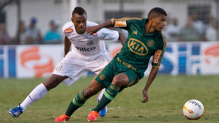 Jogador do Santos Renê Junior disputa a bola com o jogador do Palmeiras Márcio Araújo, pelo Campeonato Paulista