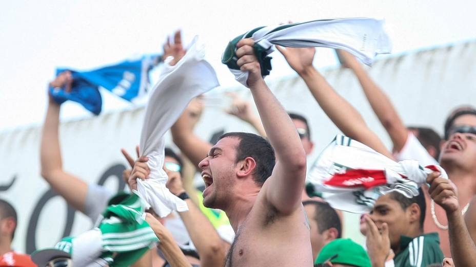 Torcida do Palmeiras comparece no jogo contra o Santos no Estádio da Vila Belmiro, em Santos