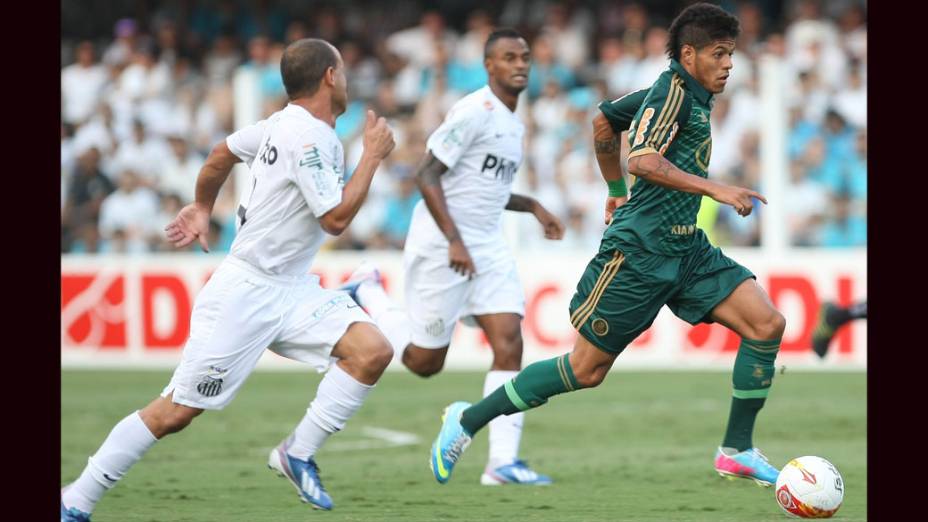 O jogador Leandro do Palmeiras disputa bola com o jogador Leo do Santos, durante as quarta de final do Campeonato Paulista