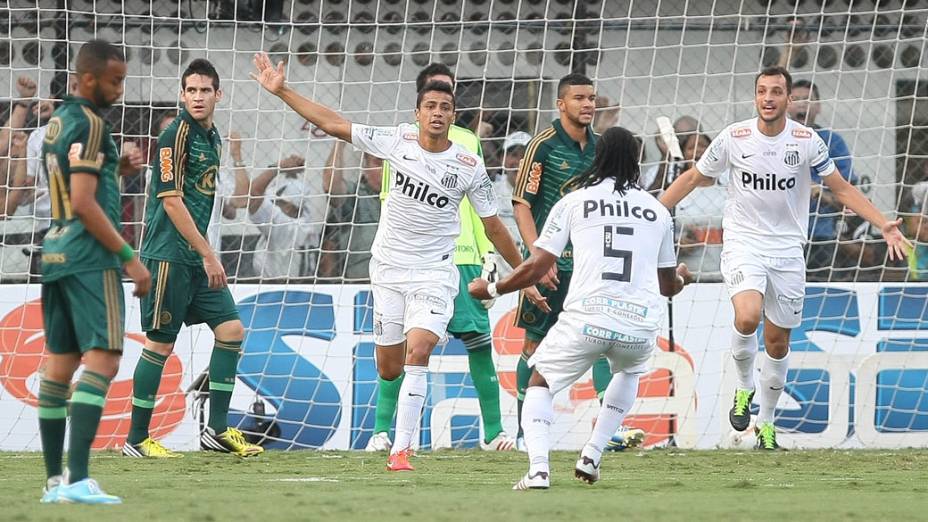 Jogadores do Santos comemoram gol contra o Palmeiras, pelas quartas de final do Campeonato Paulista