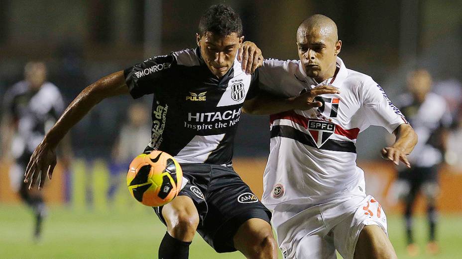 Cesar, da Ponte Preta e Welliton do São Paulo em partida válida pela 20ª rodada do Campeonato Brasileiro