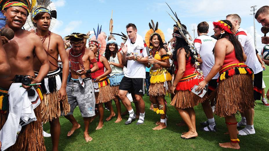 O jogador Klose dança com índios, no centro de treinamento da seleção alemã, em Porto Seguro