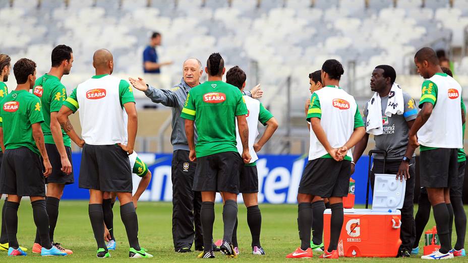 Felipão comanda treino da seleção brasileira no estádio do Mineirão antes do amistoso contra o Chile