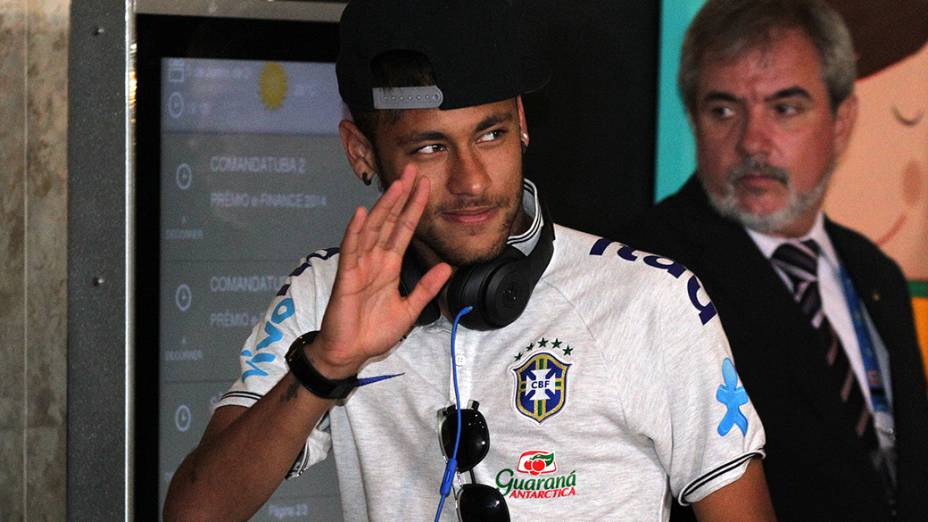 Neymar na chegada a São Paulo na noite de quinta-feira
