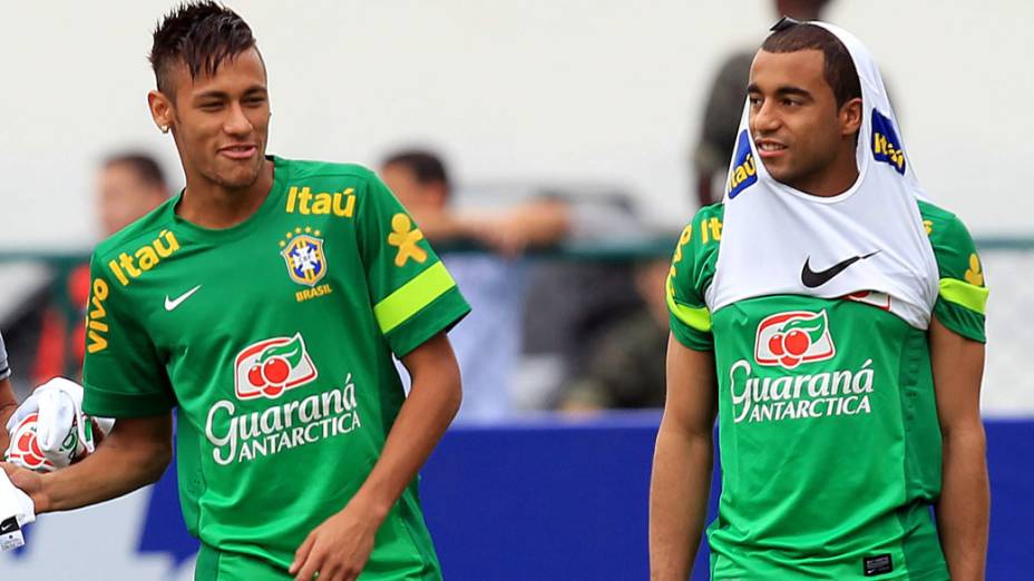 Neymar e Lucas durante treino para amistoso contra a Inglaterra