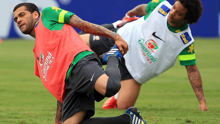 Daniei Alves e Marcelo durante treino para amistoso contra a Inglaterra