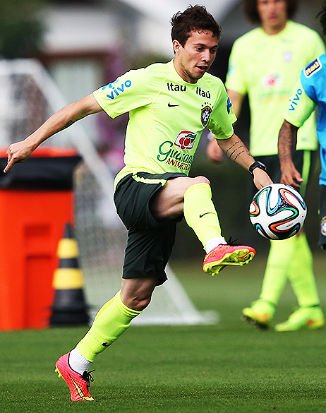 Bernard durante treino da seleção brasileira