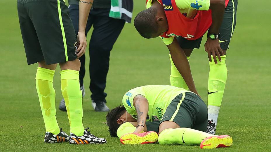 Neymar machucou o tornozelo direito durante atividade desta segunda-feira