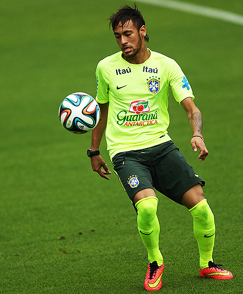 Neymar deu duas assistências no coletivo desta segunda