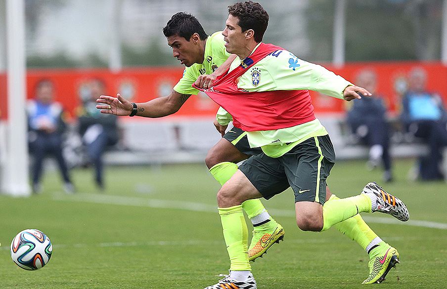 Paulinho e Hernanes em disputa de bola