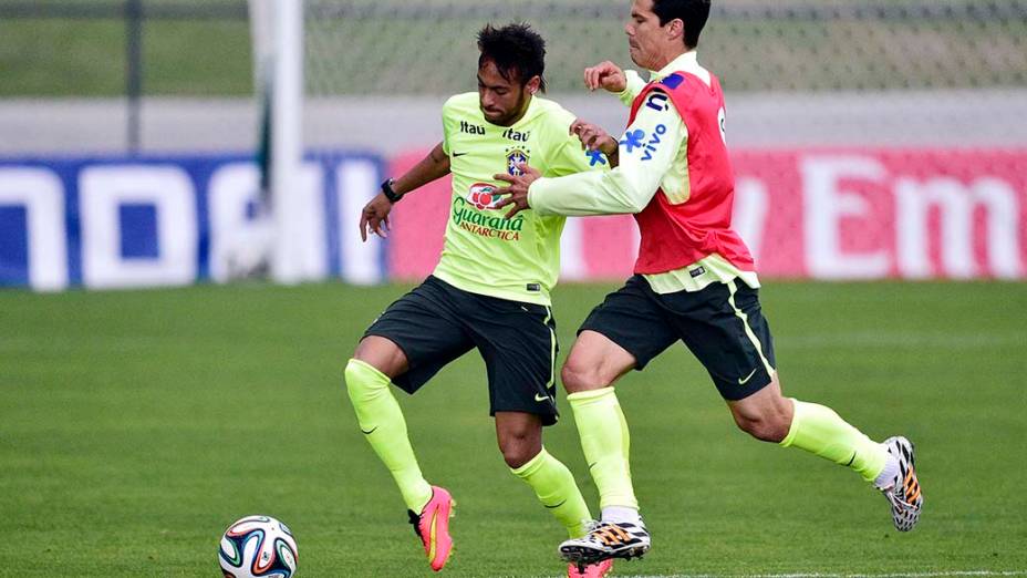 Neymar teve boa atuação no coletivo desta segunda-feira