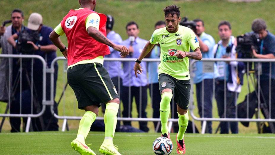 Neymar em ação durante treino da seleção na Granja Comary