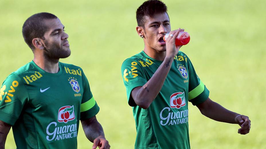Daniel Alves e Neymar durante treino em Goiânia antes da estreia na Copa das Confederações