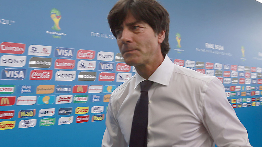 O técnico da Alemanha, Joachim Löw, chega para o sorteio dos grupos da Copa, na Bahia
