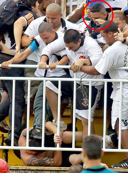 Torcedores do Vasco e Atlético Paranaense brigam durante a partida em Santa Catarina: Marcelo Souza, em destaque